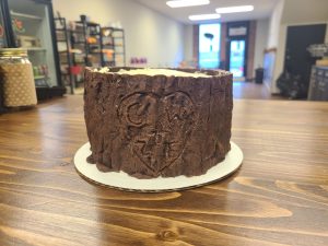 tree trunk initials carving wedding cake