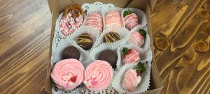 valentines chocolate covered strawberries and cupcakes
